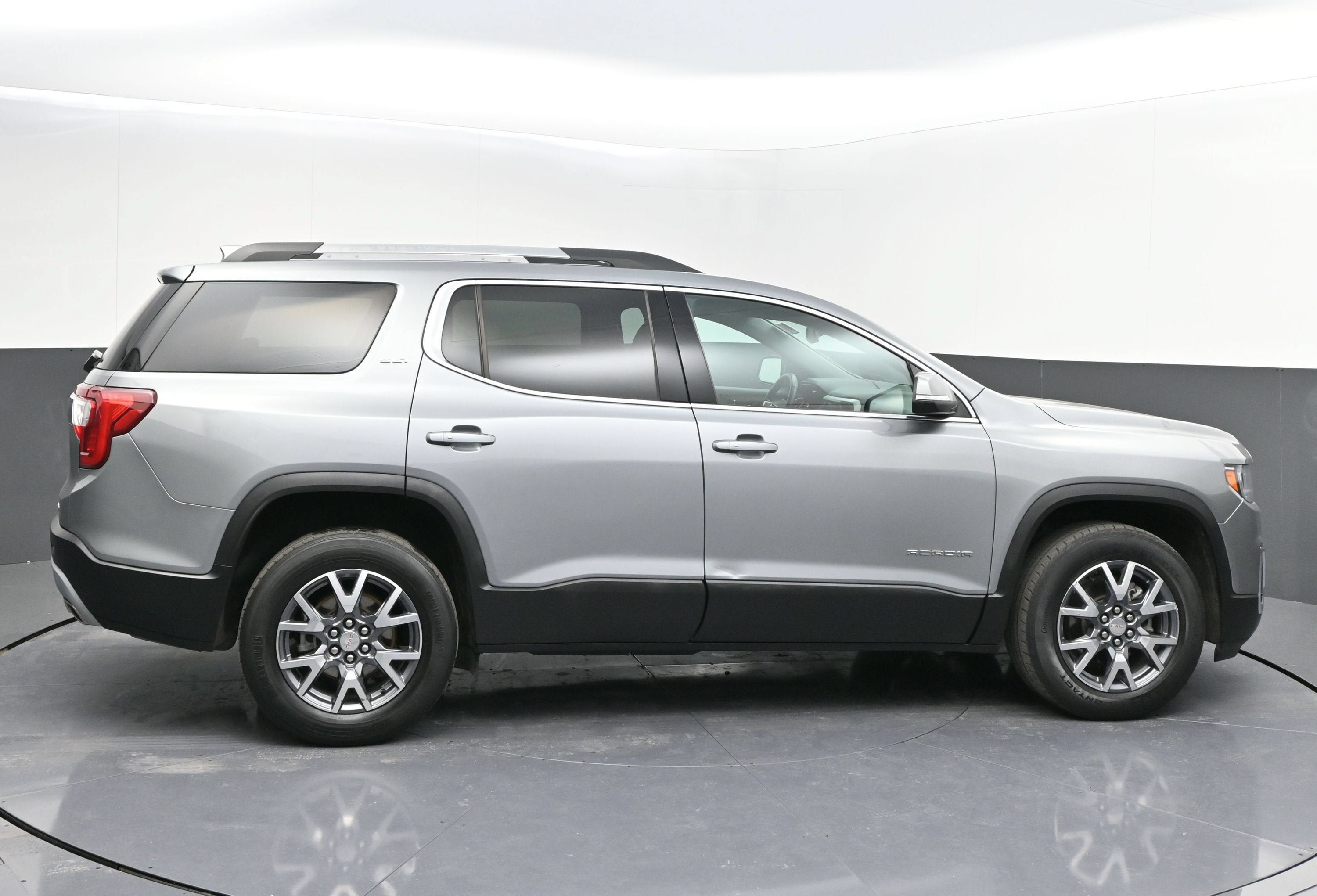 Certified 2023 GMC Acadia SLT w/ Technology Package AWD/4WD image 9