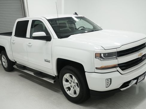 Used 2018 Chevrolet Silverado 1500 LT w/ Texas Edition AWD/4WD image 3