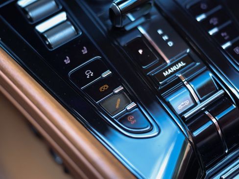 Used 2024 Aston Martin DB12 Convertible image 17