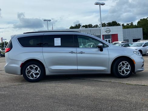 Used 2023 Chrysler Pacifica Limited FWD image 2