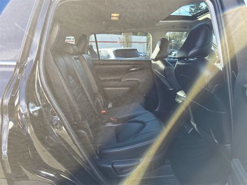 Certified 2022 Toyota Highlander XLE image 12