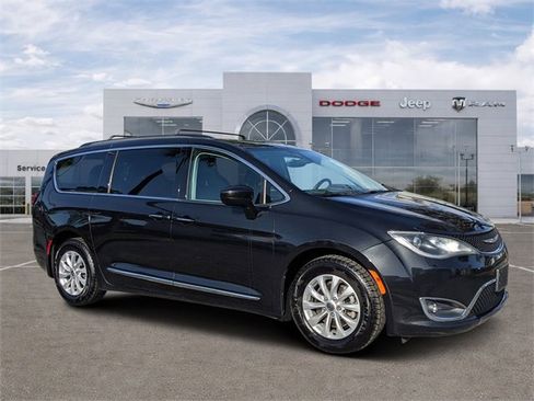 Used 2017 Chrysler Pacifica Touring-L image 1