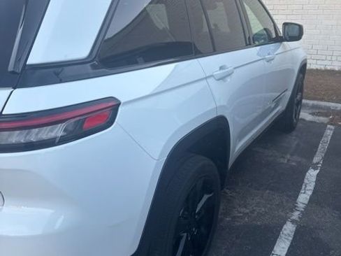 Used 2022 Jeep Grand Cherokee Altitude image 4