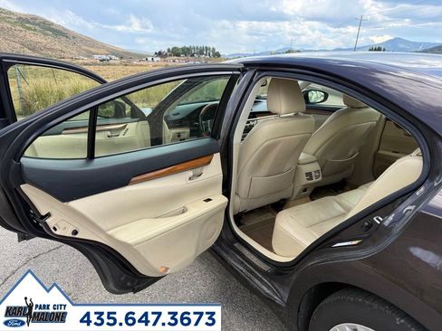 Used 2013 Lexus ES 300h w/ Luxury Pkg FWD image 24