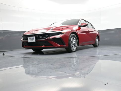Certified 2024 Hyundai Elantra SE FWD image 25