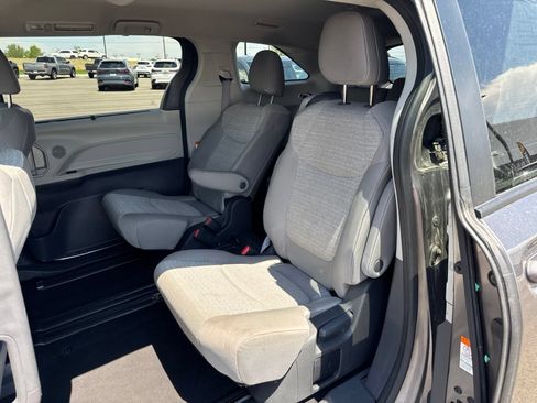 Used 2024 Toyota Sienna LE FWD image 10