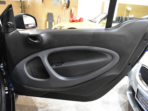 Used 2016 smart fortwo pure RWD image 24