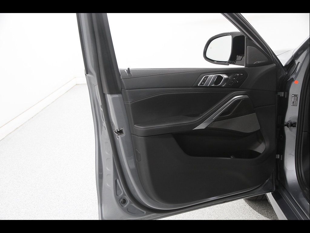 Used 2024 BMW X6 M60i w/ Climate Comfort Package AWD/4WD image 4