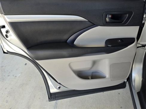 Used 2018 Toyota Highlander LE image 34