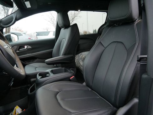 New 2026 Chrysler Pacifica Select image 9