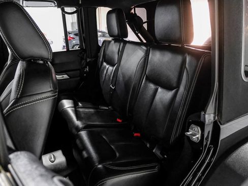 Used 2015 Jeep Wrangler Unlimited Rubicon w/ Connectivity Group AWD/4WD image 36