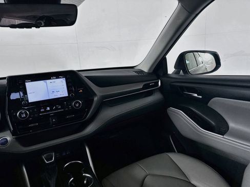 Used 2022 Toyota Highlander XLE AWD/4WD image 20