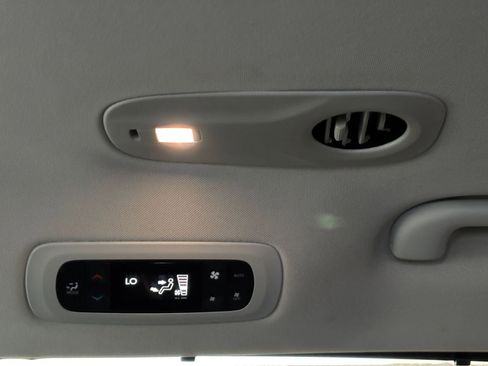 Used 2024 Chrysler Pacifica Touring-L image 24