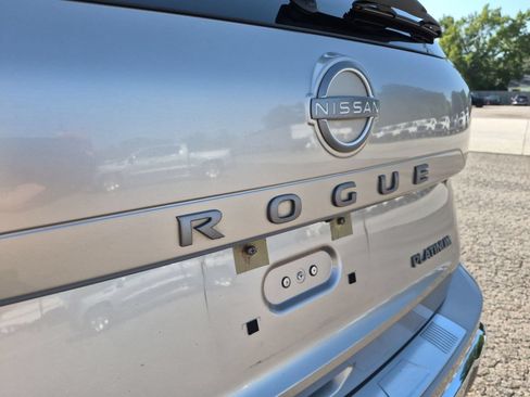 Used 2025 Nissan Rogue Platinum FWD image 34