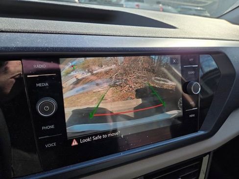 Used 2022 Volkswagen Taos SE image 11