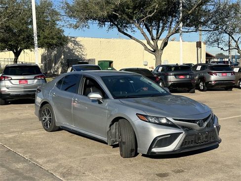 Used 2022 Toyota Camry SE image 3