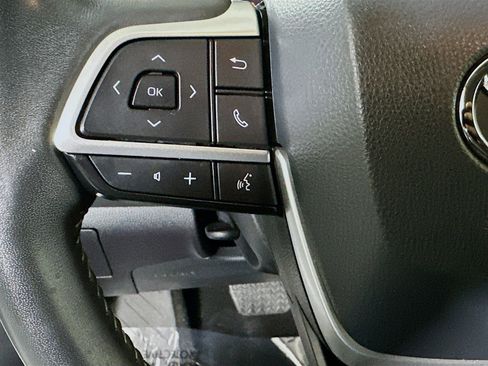 Used 2023 Toyota Highlander XLE FWD image 16