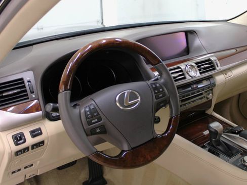 Used 2017 Lexus LS 460 w/ Comfort Package RWD image 32