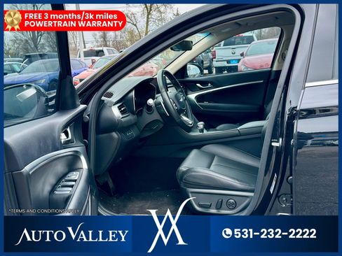 Used 2025 Genesis G70 2.5T image 13