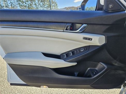 Used 2020 Honda Accord Touring image 30
