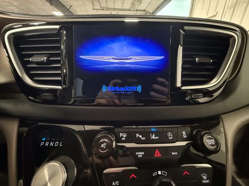 Used 2017 Chrysler Pacifica Touring-L Plus FWD image 24