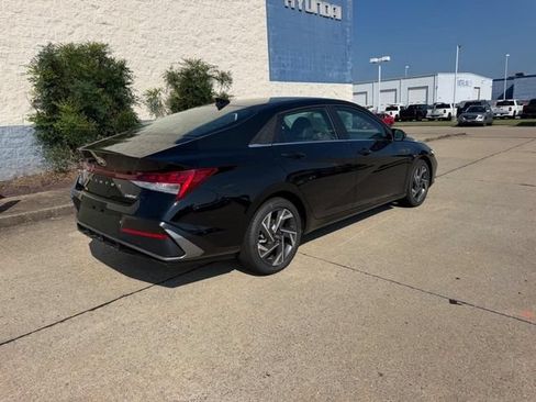 New 2026 Hyundai Elantra Limited FWD image 3