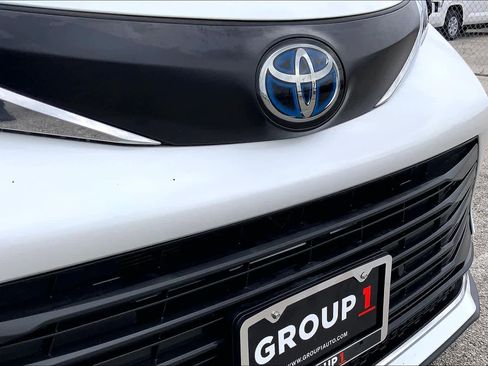 Used 2023 Toyota Sienna XLE image 28