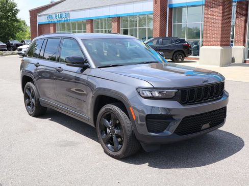 Used 2023 Jeep Grand Cherokee Altitude AWD/4WD image 4