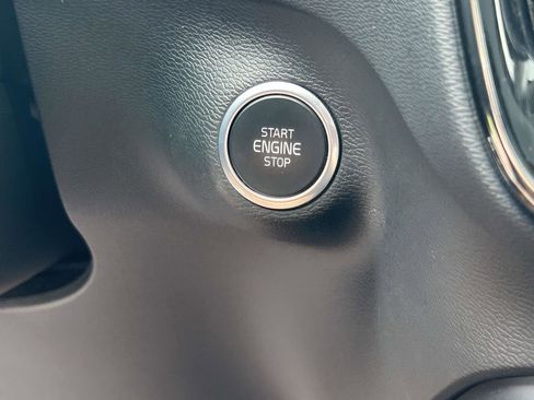 Certified 2025 Volvo XC40 B5 Plus AWD/4WD image 27