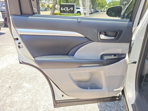 Used 2019 Toyota Highlander XLE AWD/4WD image 10