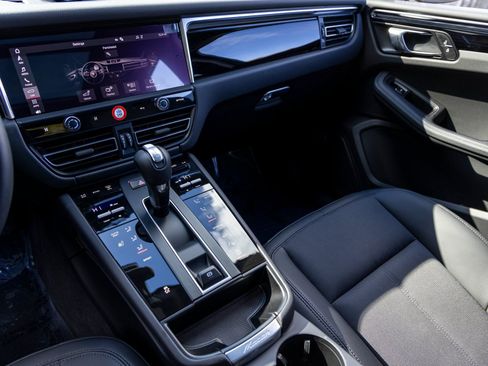 Certified 2025 Porsche Macan image 40