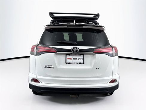Used 2018 Toyota RAV4 LE FWD image 10