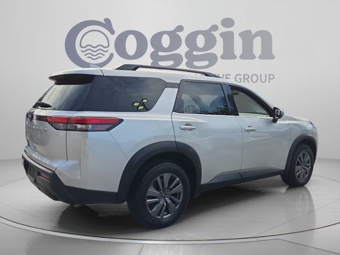 Used 2025 Nissan Pathfinder SV FWD image 5