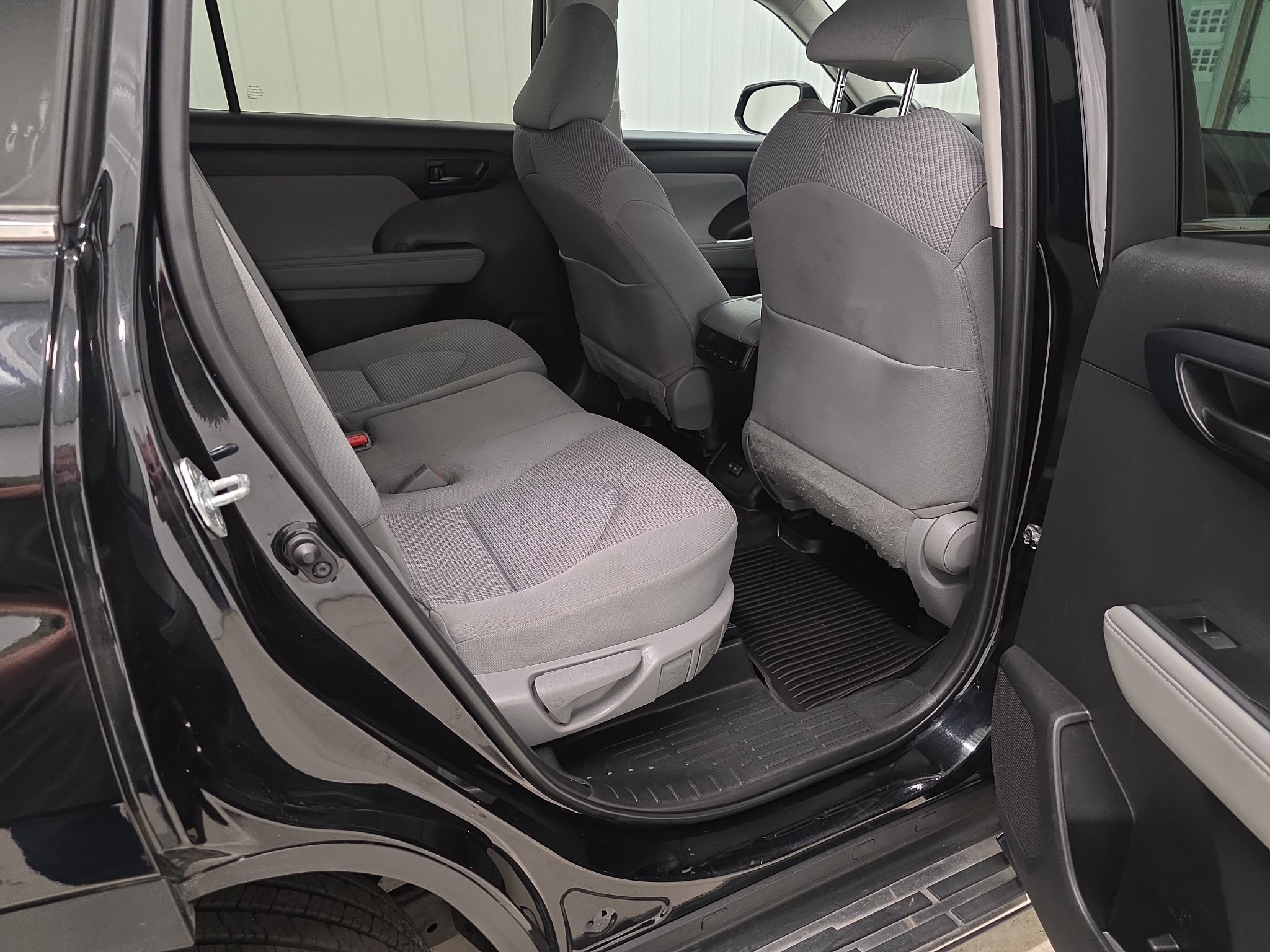 Used 2023 Toyota Highlander L AWD/4WD image 7