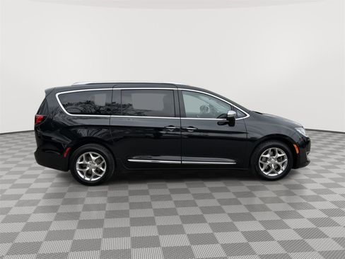 Used 2019 Chrysler Pacifica Limited FWD image 9