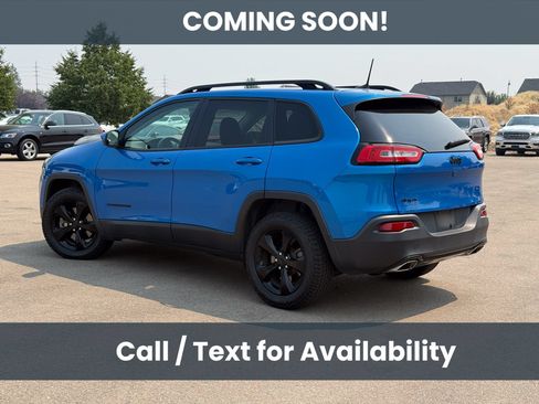 Used 2018 Jeep Cherokee Latitude w/ Altitude Package AWD/4WD image 4