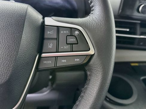 Used 2023 Toyota Sienna XLE w/ XLE Plus Package FWD image 22