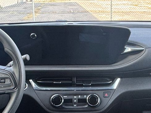 Used 2025 Buick Envista Preferred image 18