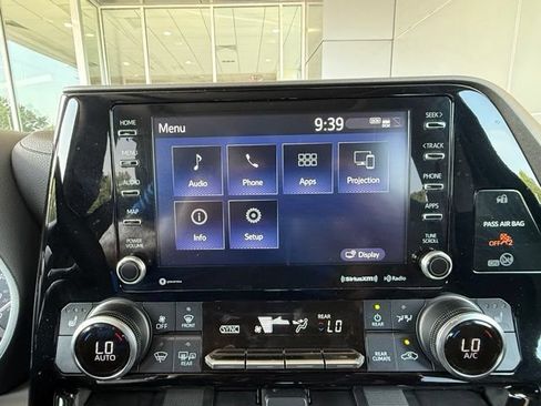 Used 2020 Toyota Highlander XLE FWD image 30