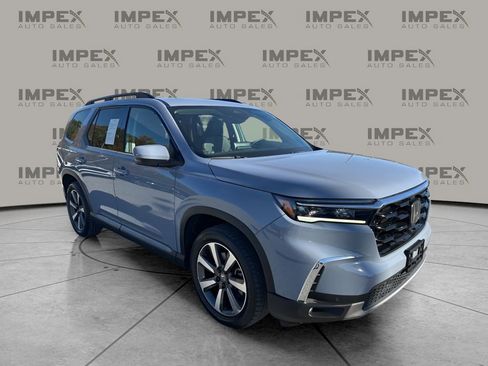 Used 2025 Honda Pilot Touring image 7