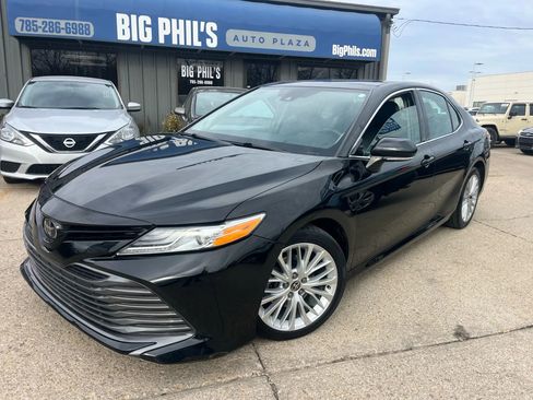 Used 2020 Toyota Camry XLE image 2