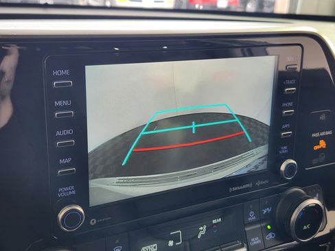 Used 2021 Toyota Highlander XLE image 23