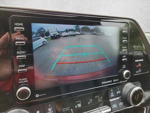 Used 2020 Toyota Highlander XLE FWD image 21