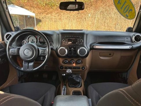 Used 2014 Jeep Wrangler Unlimited Sahara image 11