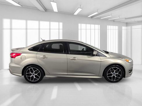 Used 2016 Ford Focus SE w/ SE Sport Package FWD image 9