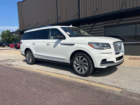 Used 2022 Lincoln Navigator L Reserve AWD/4WD image 3