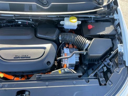 Used 2024 Chrysler Pacifica Select image 44