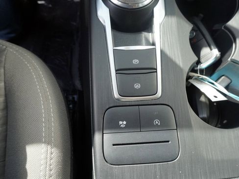 Used 2020 Ford Escape SE image 17