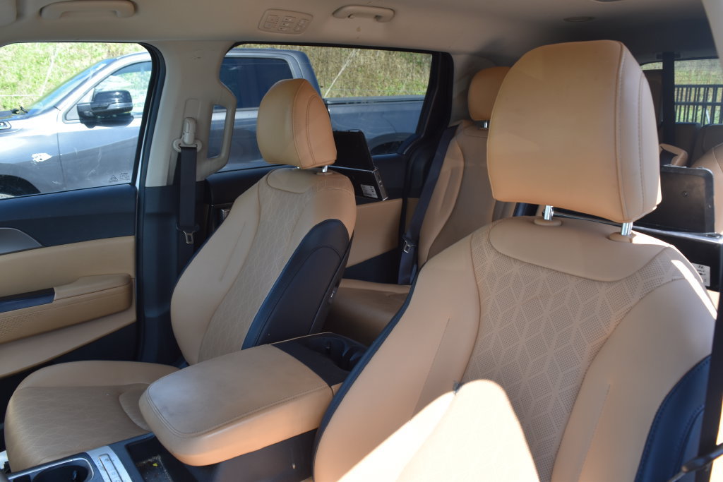 Used 2023 Kia Carnival LX FWD image 12