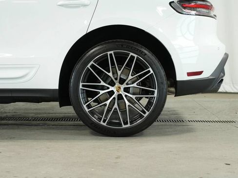 Certified 2025 Porsche Macan AWD/4WD image 43